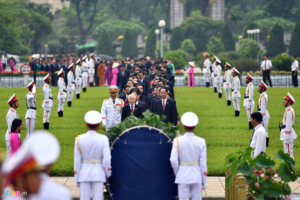 Đại biểu QH viếng Chủ tịch Hồ Chí Minh ngày khai mạc kỳ họp thứ 5
